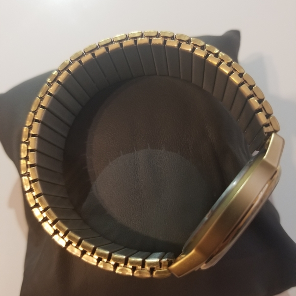 RARE! DISNEY Cast Member Retirement Watch - RARE! - Picture 6 of 7